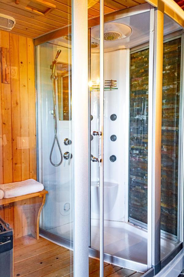 Vesuvio Garden E Spa, Host
