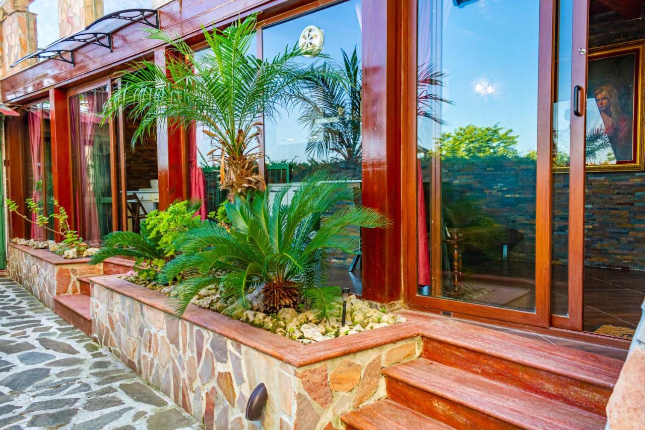 Vesuvio Garden E Spa, Host